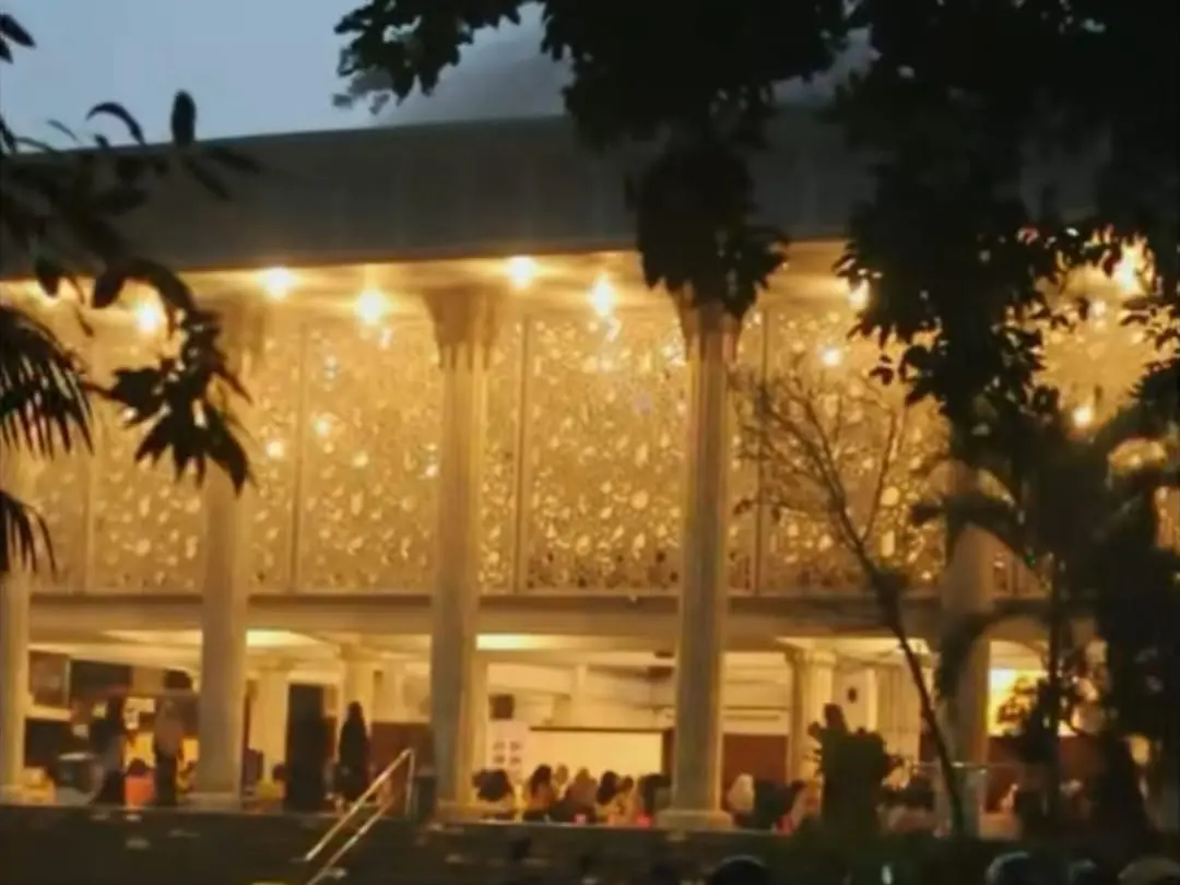 Buka puasa gratis di Masjid Mafaza Purwokerto dengan jumlah 45.000 porsi selama Ramadan. (Foto: Tangkapan layar TikTok @par.mafaza.pwt) 