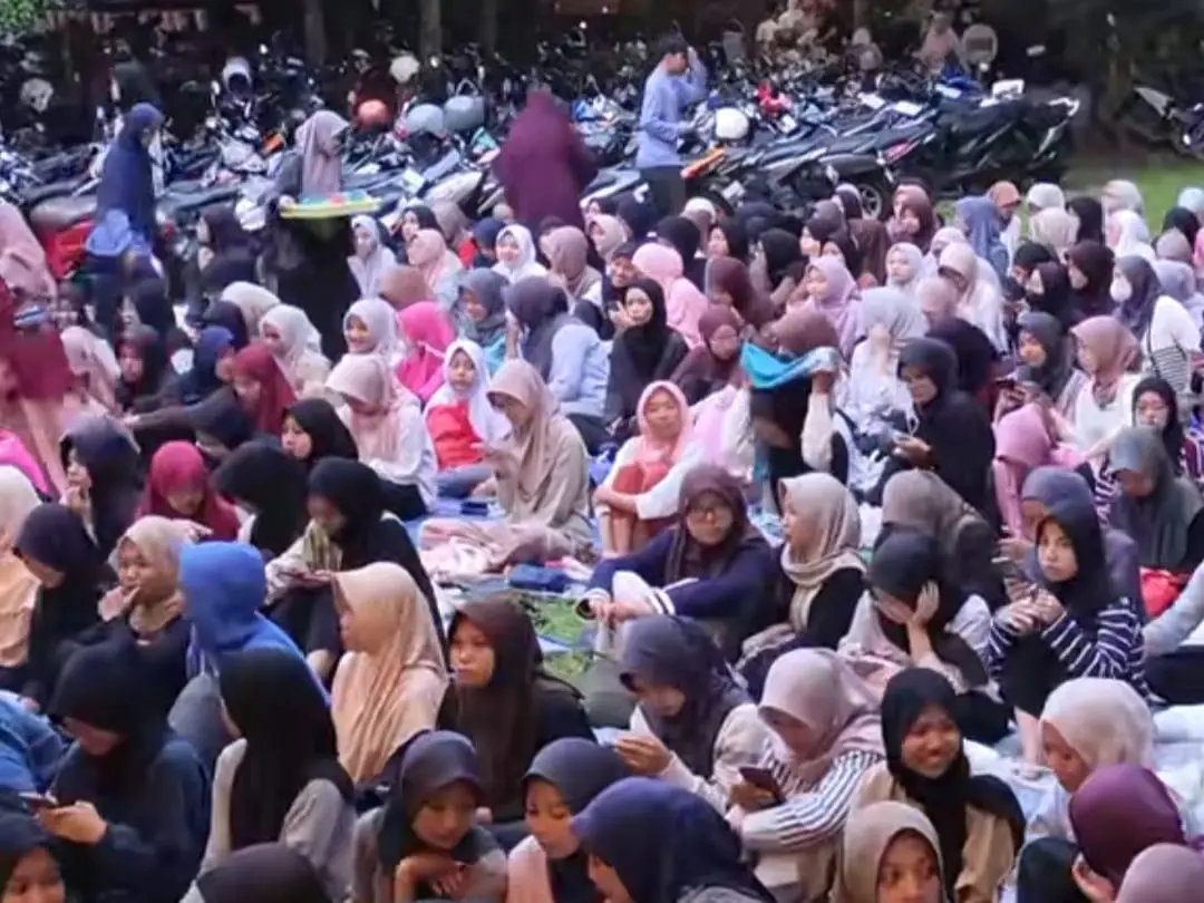 Kondisi jamaah saat awal Ramadan 1447 H/2026 M di Masjid Mafaza Purwokerto yang membludak. (Foto: Tangkapan layar TikTok @par.mafaza.pwt)