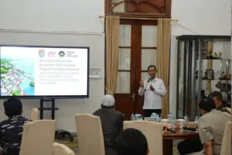 Bupati Cilacap Syamsul Auliya Rachman memberikan sambutan saat acara diskusi terkait MBG di Cilacap. (Setda Cilacap).