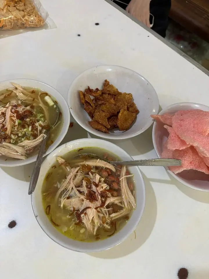 Sajian Nasi Soto Ayam Sinar Cilacap, sebagai kuliner dan legendaris sejak 1982. (Foto: Google Maps/Wen Suwanto)