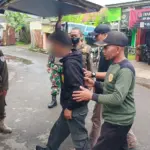 Petugas saat evakuasi ODGJ di wilayah Kutawaru Cilacap. (Satpol PP Cilacap).