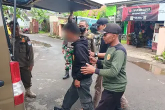 Petugas saat evakuasi ODGJ di wilayah Kutawaru Cilacap. (Satpol PP Cilacap).