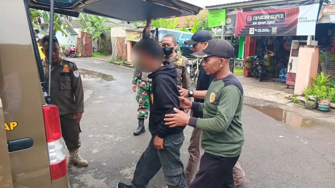 Petugas saat evakuasi ODGJ di wilayah Kutawaru Cilacap. (Satpol PP Cilacap).