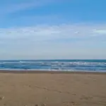 Ilustrasi, suasana pagi hari saat bulan Ramadan di Pantai Widarapayung Cilacap. (Foto: Dok Seputar Banyumas)