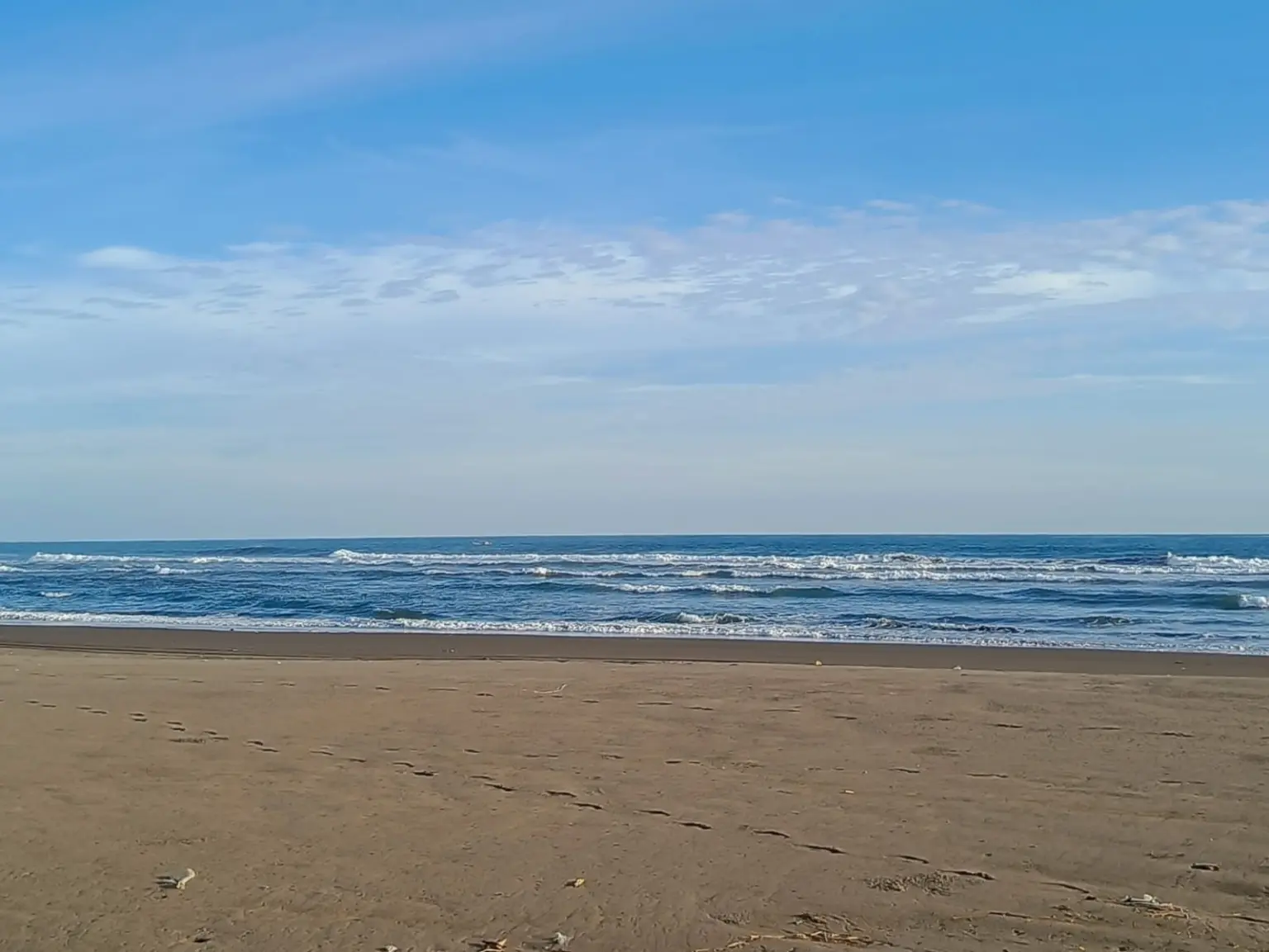 Ilustrasi, suasana pagi hari saat bulan Ramadan di Pantai Widarapayung Cilacap. (Foto: Dok Seputar Banyumas)