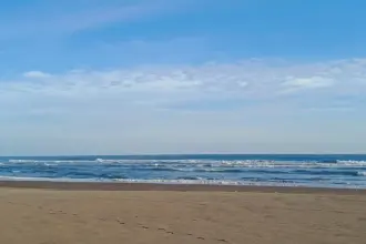 Ilustrasi, suasana pagi hari saat bulan Ramadan di Pantai Widarapayung Cilacap. (Foto: Dok Seputar Banyumas)