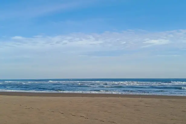 Ilustrasi, suasana pagi hari saat bulan Ramadan di Pantai Widarapayung Cilacap. (Foto: Dok Seputar Banyumas)