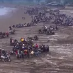 Penampakan yang tak biasa pada pagi saat Muda-Mudi Cilacap berkumpul di Pantai Jetis. (Foto: Tangkapan layar Instagram @jetis.tourism.village)