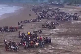 Penampakan yang tak biasa pada pagi saat Muda-Mudi Cilacap berkumpul di Pantai Jetis. (Foto: Tangkapan layar Instagram @jetis.tourism.village)