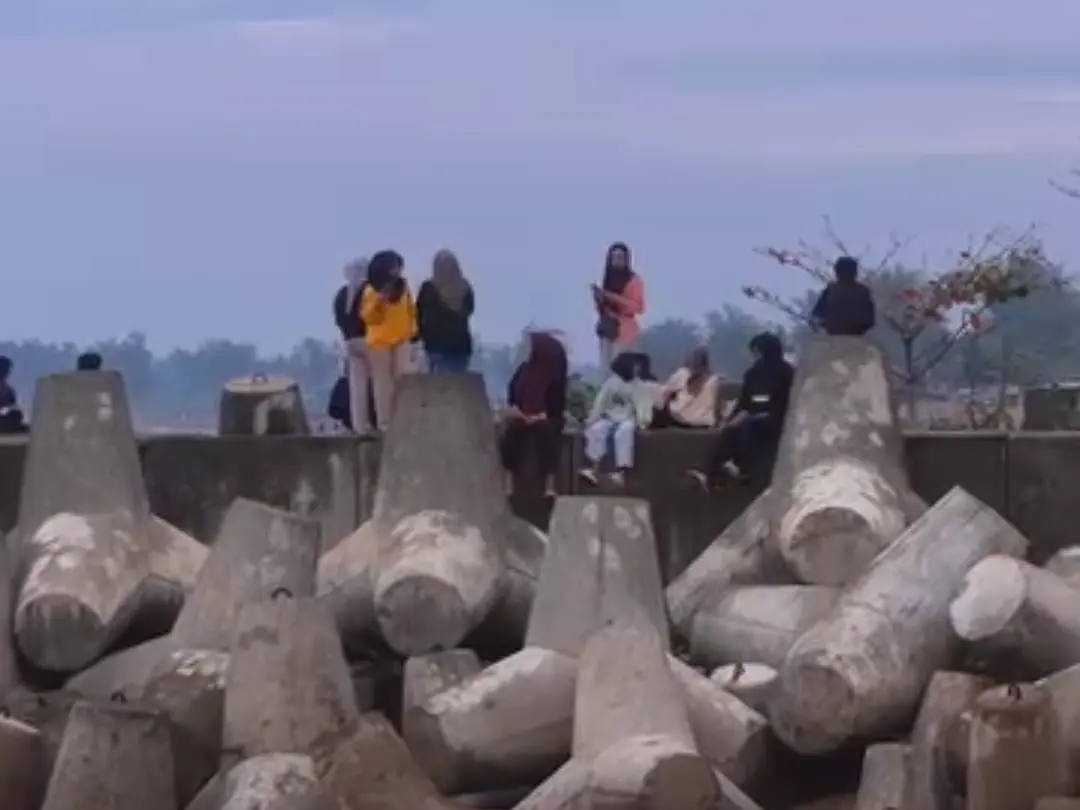 Area pemecah ombak di Pantai Jetis jadi spot menikmati pagi hari bagi Muda-Mudi Cilacap. (Foto: Tangkapan layar Instagram @jetis.tourism.village)