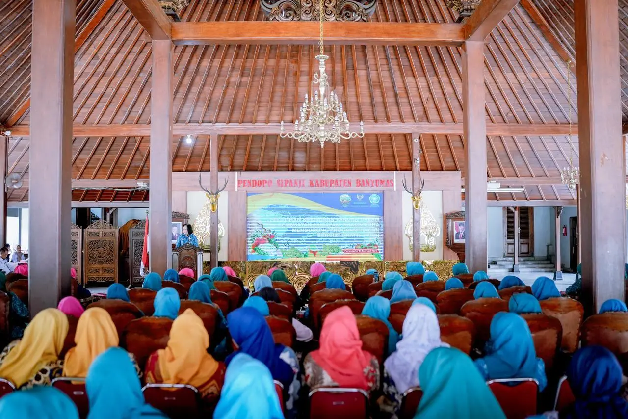 Ratusan peserta ikuti pelatihan keamanan pangan bagi pelaku UMKM, untuk menopang program MBG, di Pendopo Si Panji, Selasa (11/02/2025).