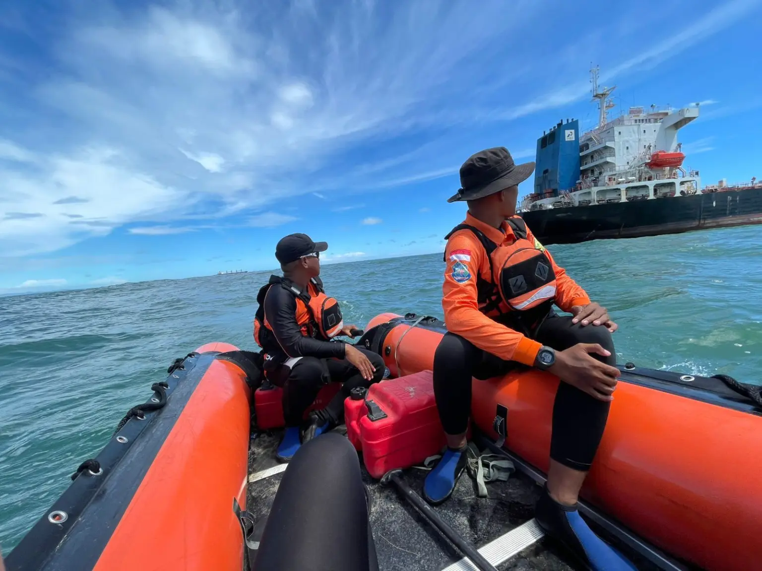 Penambng pasir tenggelam di muara winong sungai serayu