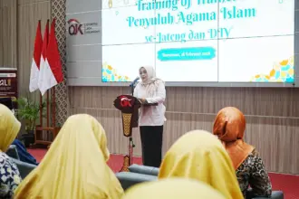 Wabup Banyumas Dwi Asih Lintarti saat pidato pembukaan acara Training of Trainers (ToT) Penyuluh Agama Islam se-Jateng dan DIY di Aula OJK Purwokerto, Rabu (18/02/2026).