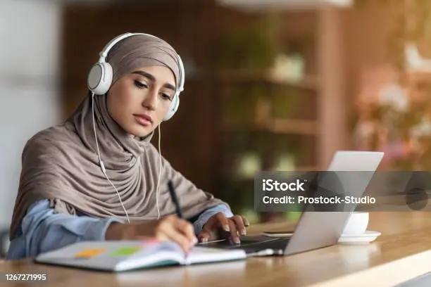 Perempuan berilmu di islam