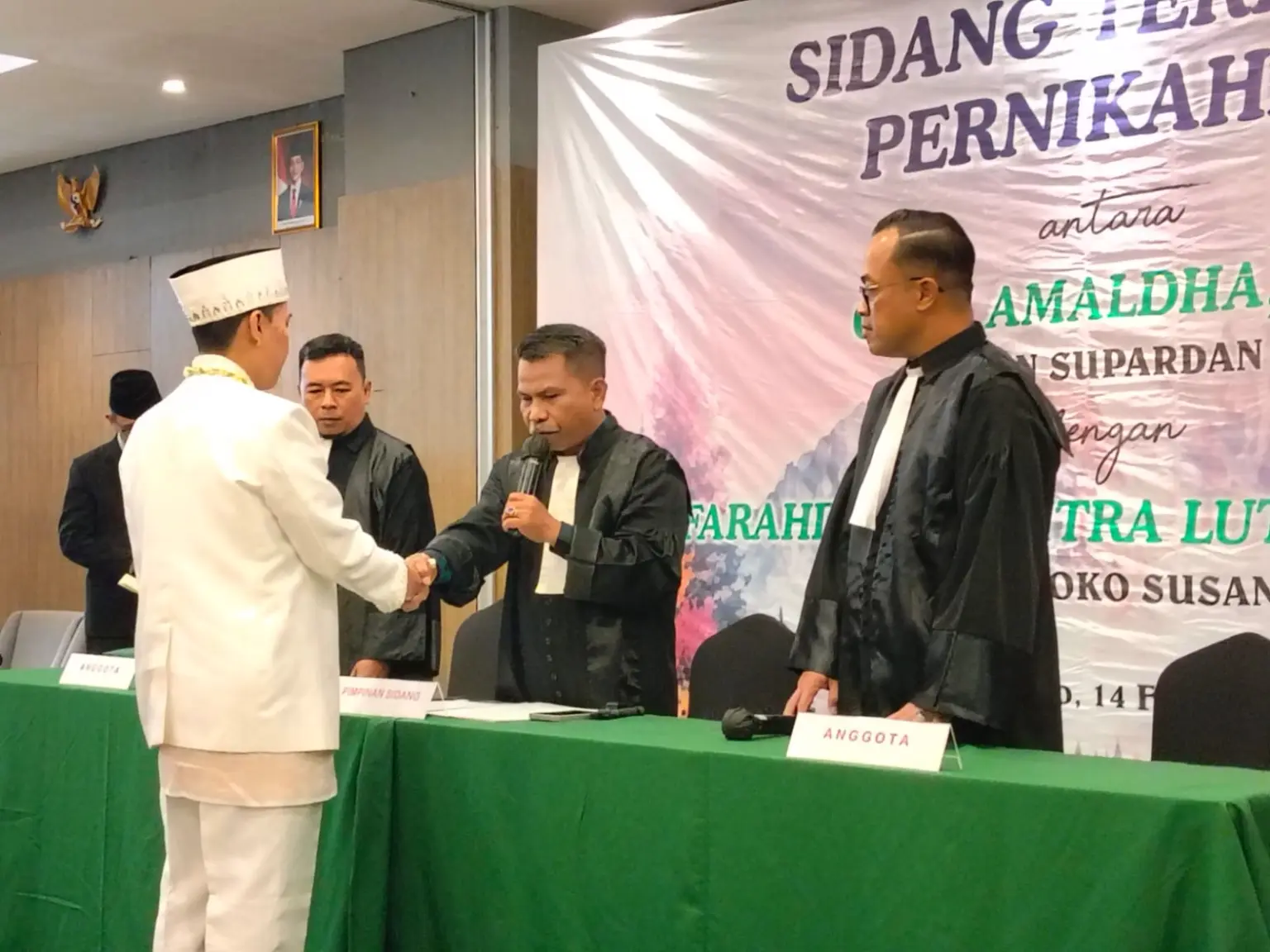 Suasana pernikahan unik di Purwokerto, dengan mengusung konsep persidangan di pengadilan, Sabtu(14/02/2026).