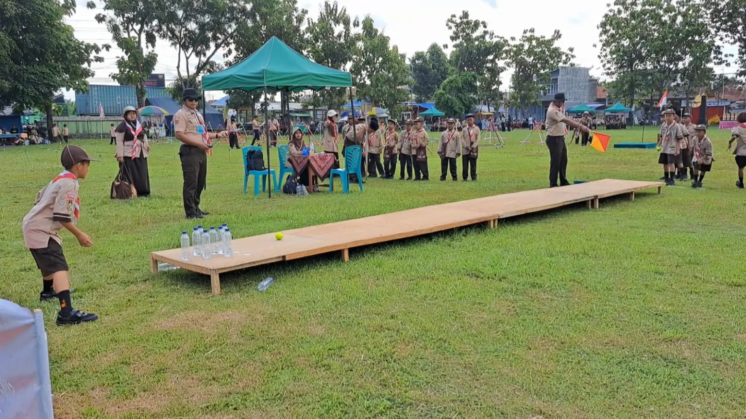 Peserta Pesta Siaga Pramuka Kwarran Cilacap Utara saat adu keterampilan. (Faiz Ardani).