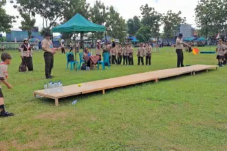 Peserta Pesta Siaga Pramuka Kwarran Cilacap Utara saat adu keterampilan. (Faiz Ardani).