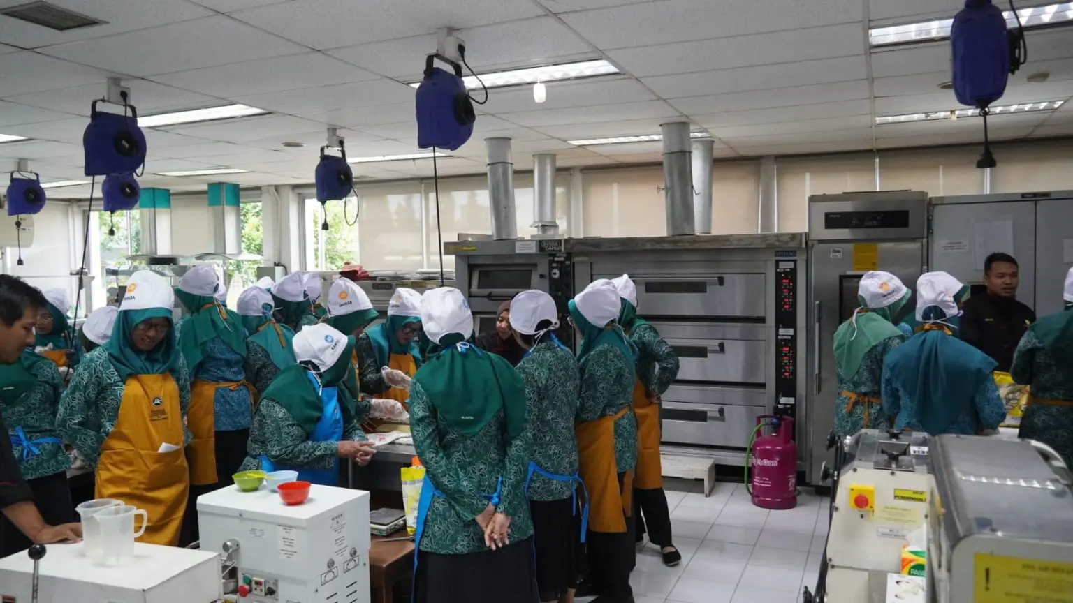 Pelatihan boga bagi kader PKK, termasuk membuat kue persiapan lebaran. (Pemkab Cilacap).