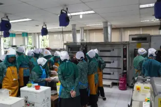 Pelatihan boga bagi kader PKK, termasuk membuat kue persiapan lebaran. (Pemkab Cilacap).
