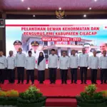 Prosesi pelantikan jajaran pengurus PMI Kabupaten Cilacap periode 2026-2031 di Pendapa Wijayakusuma Cilacap. (Faiz Ardani).