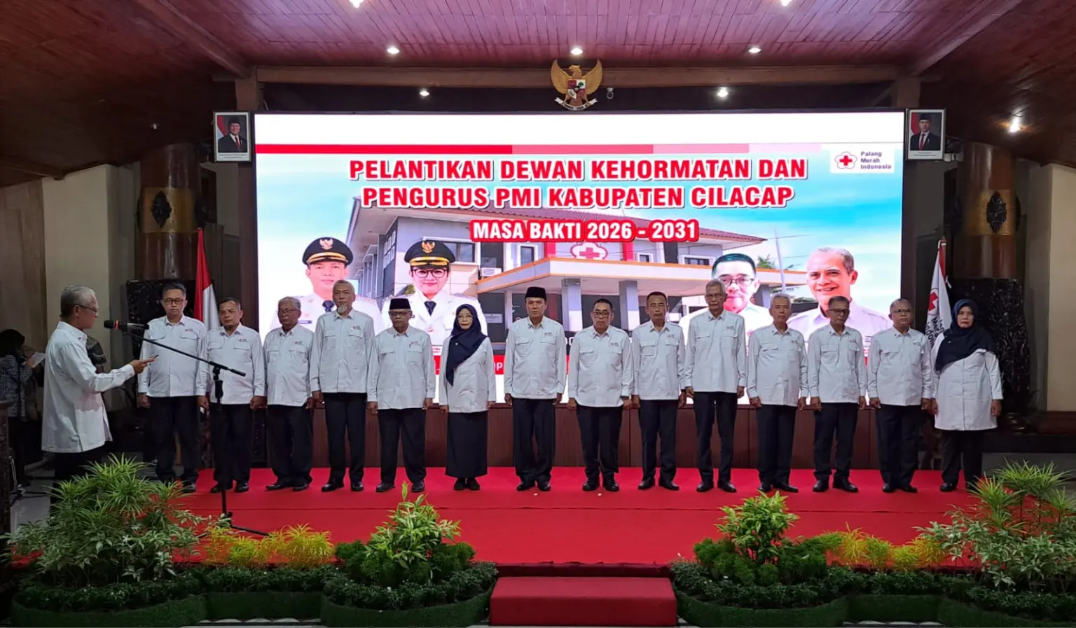 Prosesi pelantikan jajaran pengurus PMI Kabupaten Cilacap periode 2026-2031 di Pendapa Wijayakusuma Cilacap. (Faiz Ardani).