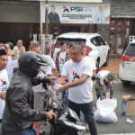 Ketua DPD PSI Cilacap Bos Edy Santoso bersama jajaran pengurus dan anggota membagikan ribuan paket takjil. (Faiz Ardani).
