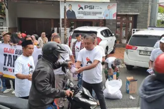 Ketua DPD PSI Cilacap Bos Edy Santoso bersama jajaran pengurus dan anggota membagikan ribuan paket takjil. (Faiz Ardani).