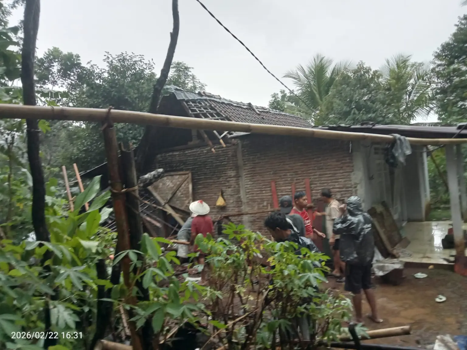 Angin puting beliung banyumas