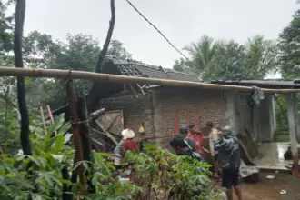 Angin puting beliung banyumas