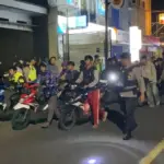Puluhan pelajar mendorong sepeda motor menuju Mapolsek Majenang usai terjaring razia balap liar. (Faiz Ardani)
