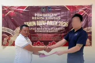 Warga Binaan Lapas Gladakan Nusakambangan terima remisi khusus Hari Raya Imlek. (Ditjenpas Jateng).