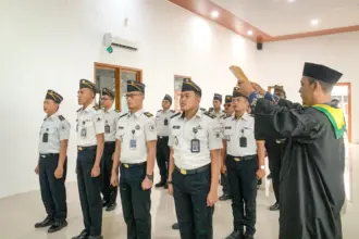 Kalapas Kelas IIB Cilacap, Efendi Johan, merotasi sekaligus melantik tujuh pejabat manajerial. (Lapas Cilacap).