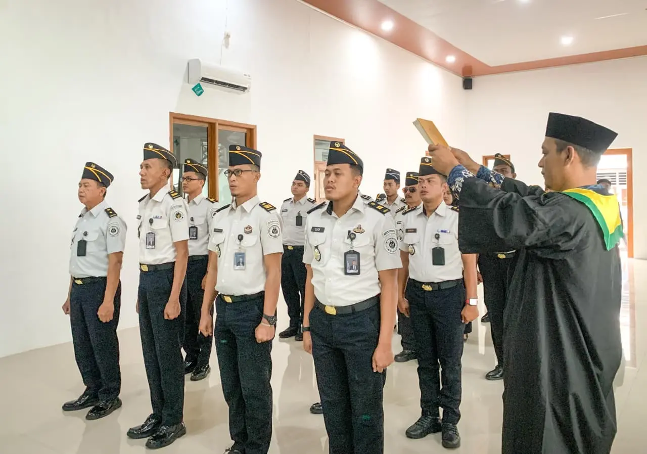 Kalapas Kelas IIB Cilacap, Efendi Johan, merotasi sekaligus melantik tujuh pejabat manajerial. (Lapas Cilacap).