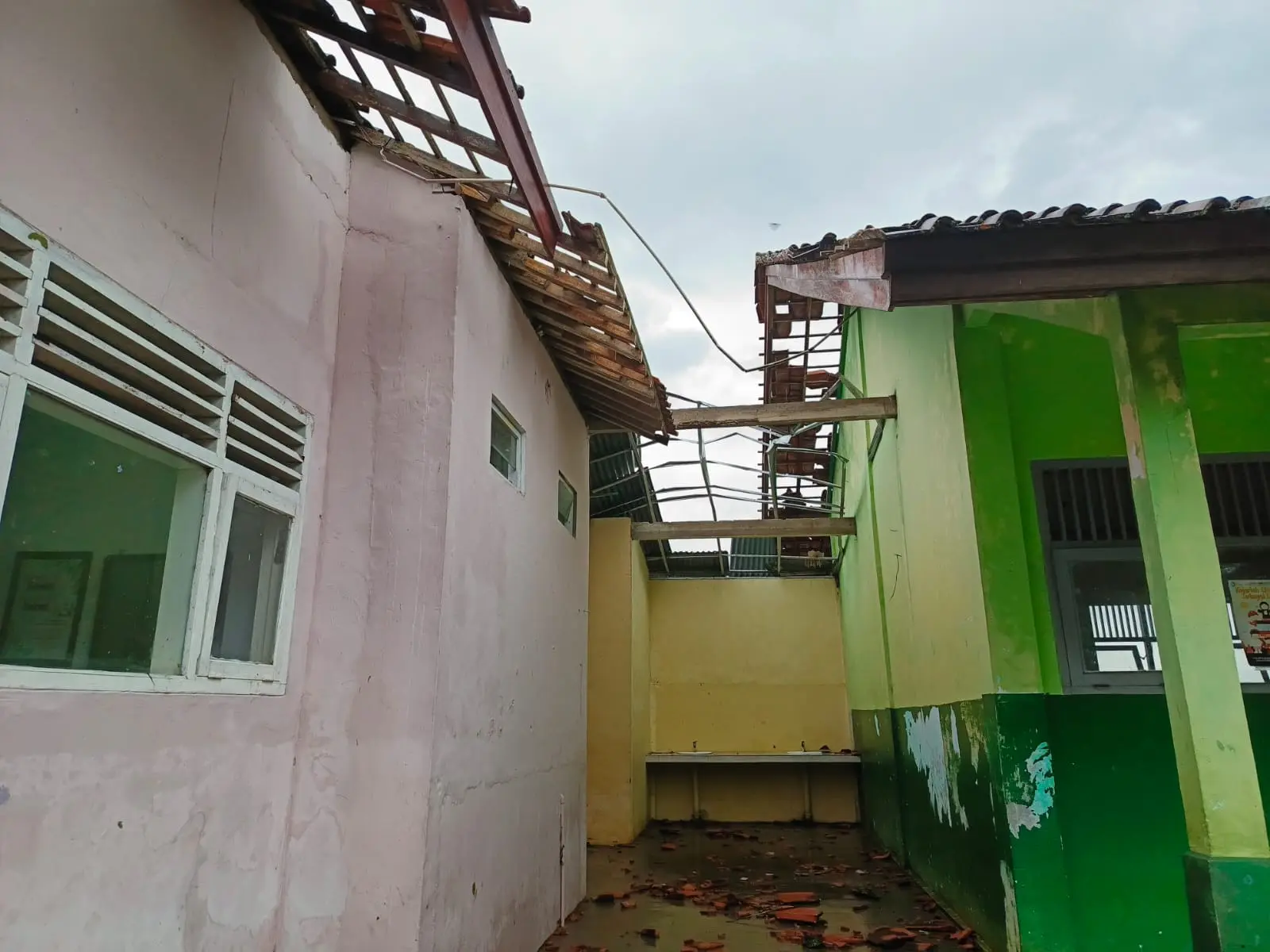 Sdn 1 sambirata cilongok banyumas puting beliung