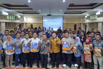 Sekda Cilacap Sadmoko Danardono didampingi Kepala DPUPR Wahyu Ari Pramono saat menyerahkan 17 SPK proyek infrastruktur. (Faiz Ardani).