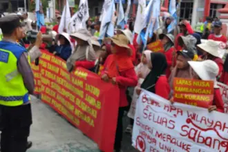 Sengketa tanah kampung laut