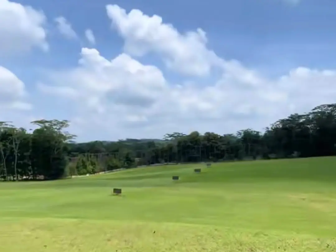 Suasana sesi bermain dan kursus bersama Golfer Cilacap di Tritih Golf. (Foto: Tangkapan layar TikTok @golfercilacap)