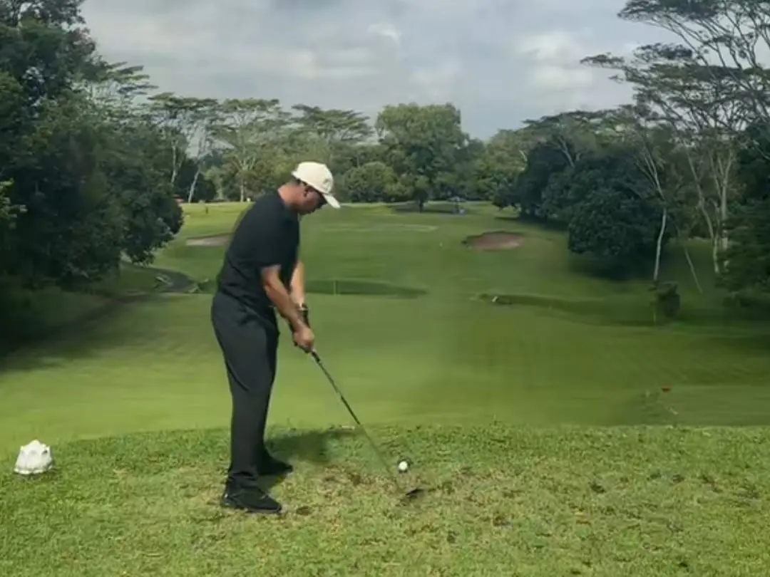Ilustrasi, bermain dan latihan golf di Tritih Golf, Jeruklegi, Cilacap. (Foto: Tangkapan layar TikTok @golfercilacap)
