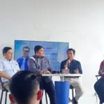 Rektor UMP Prof. Dr. Jebul Suroso (kanan), Ketua Umum Gekrafs/Anggota Komisi VI DPR RI Kawendra Lukistian (tengah), dan Pemred Kuatbaca.com Jajang Y. Habib (kiri), dalam diskusi publik ekonomi kreatif di Samara Cafe & Eatery, Senin (16/2/2026).