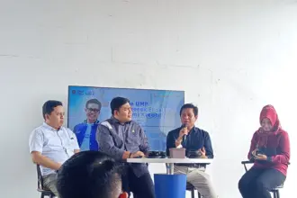 Rektor UMP Prof. Dr. Jebul Suroso (kanan), Ketua Umum Gekrafs/Anggota Komisi VI DPR RI Kawendra Lukistian (tengah), dan Pemred Kuatbaca.com Jajang Y. Habib (kiri), dalam diskusi publik ekonomi kreatif di Samara Cafe & Eatery, Senin (16/2/2026).