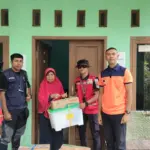 Relawan PMI saat distribusi logistik