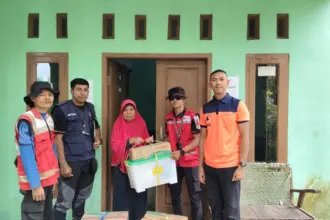 Relawan PMI saat distribusi logistik