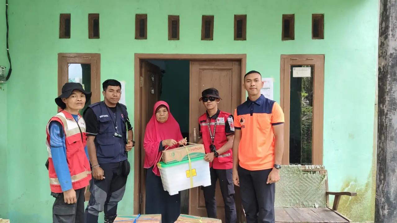 Relawan PMI saat distribusi logistik