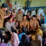 Gubernur, Wapres, saat berdialog dengan korban tanah gerak Tegal