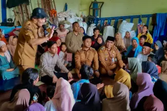 Gubernur, Wapres, saat berdialog dengan korban tanah gerak Tegal