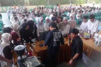 Seni meracik kopi ala Barista