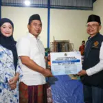Serahkan bantuan korban tanah gerak tegal