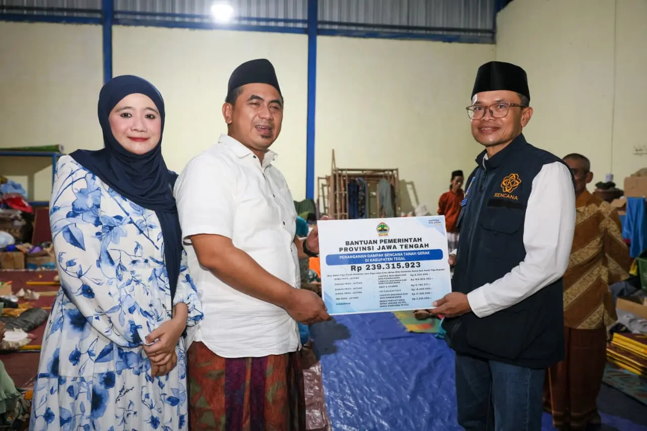 Serahkan bantuan korban tanah gerak tegal