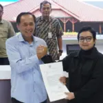 Asisten Sekda Provinsi Jawa Tengah menyerahkan surat tugas Plt Bupati Cilacap kepada Ammy Amalia Fatma Surya. (Pemkab Cilacap)