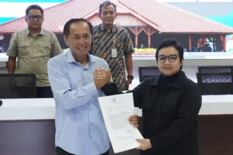 Asisten Sekda Provinsi Jawa Tengah menyerahkan surat tugas Plt Bupati Cilacap kepada Ammy Amalia Fatma Surya. (Pemkab Cilacap)